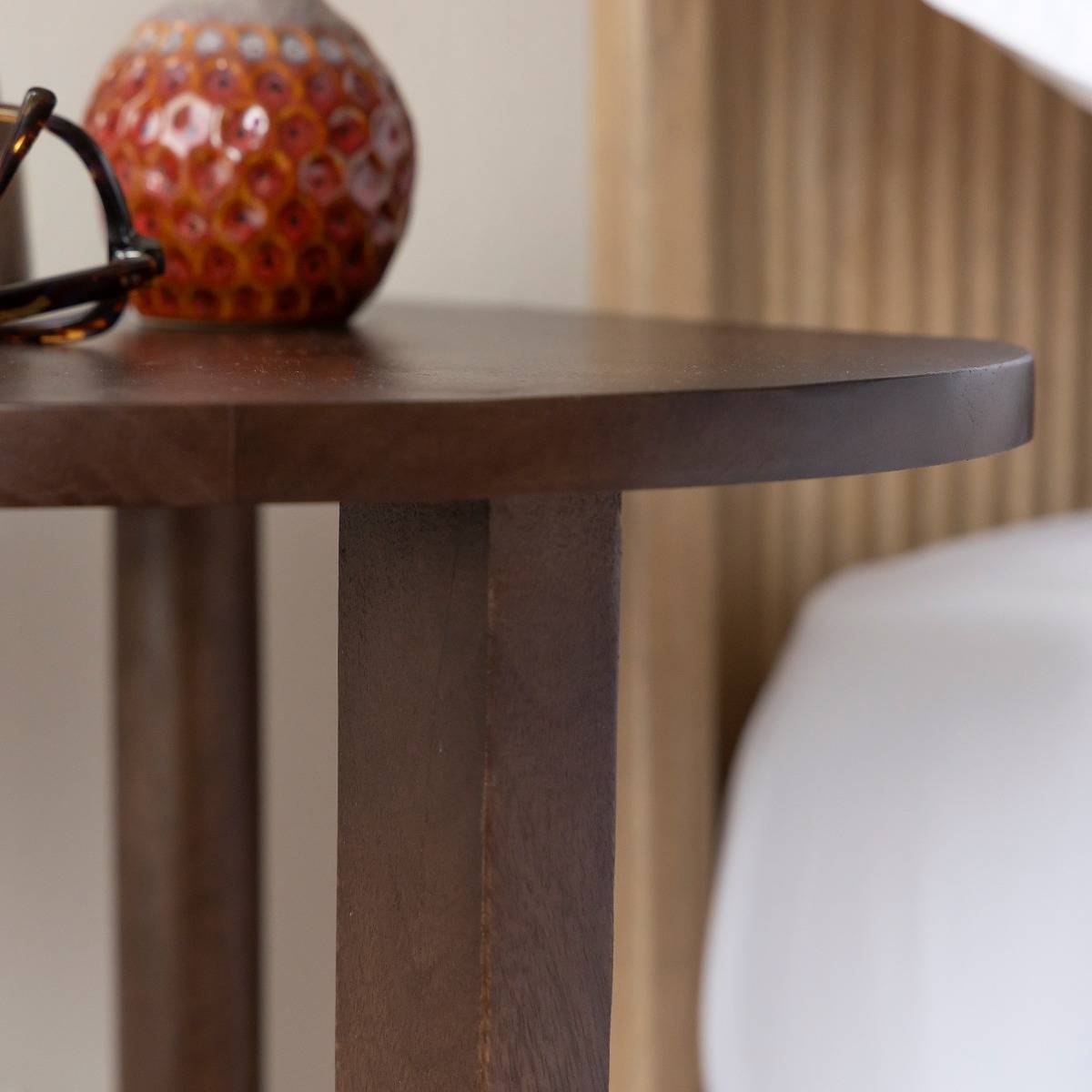 Table de chevet ovale en bois de manguier Sharon