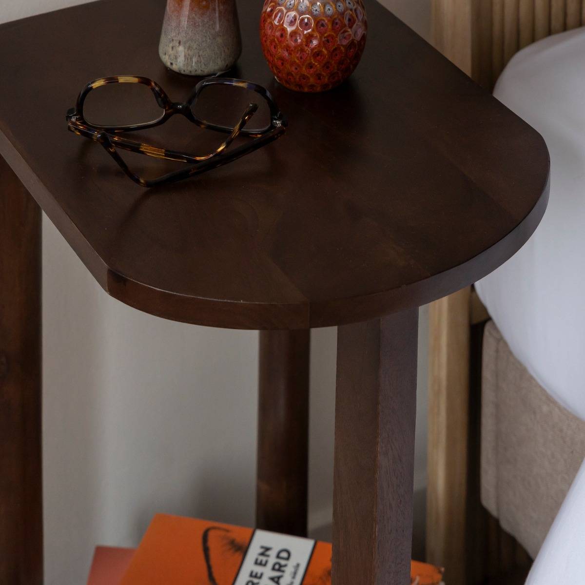 Table de chevet ovale en bois de manguier Sharon