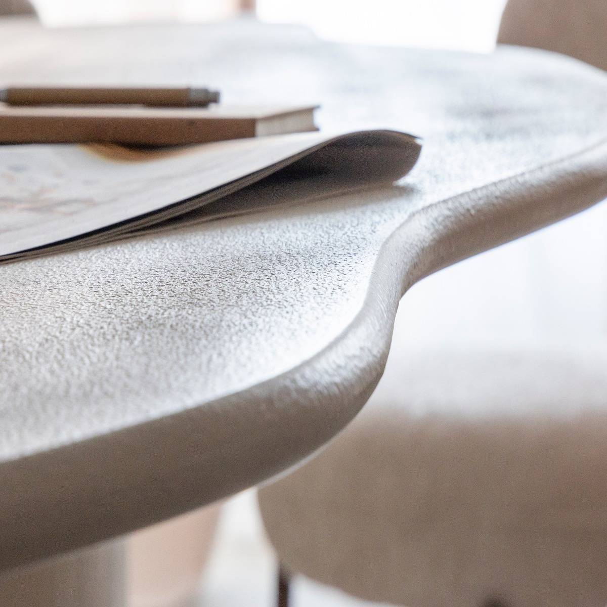 Table à manger nuage en bois effet béton blanc Thomas