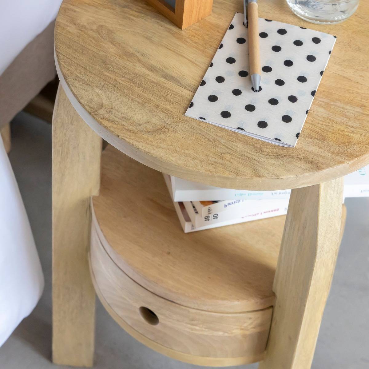 Table de chevet en bois de manguier Juliet