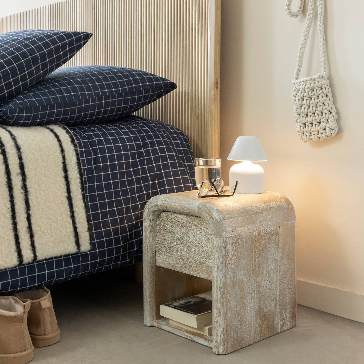 Table de chevet blanchie en bois de manguier Gilda