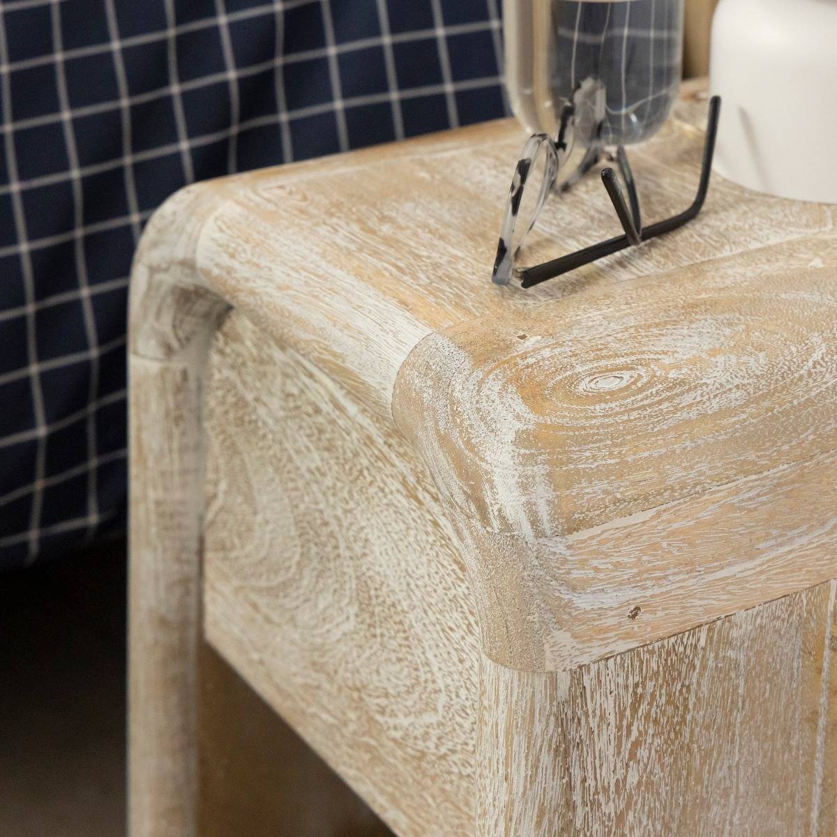 Table de chevet blanchie en bois de manguier Gilda