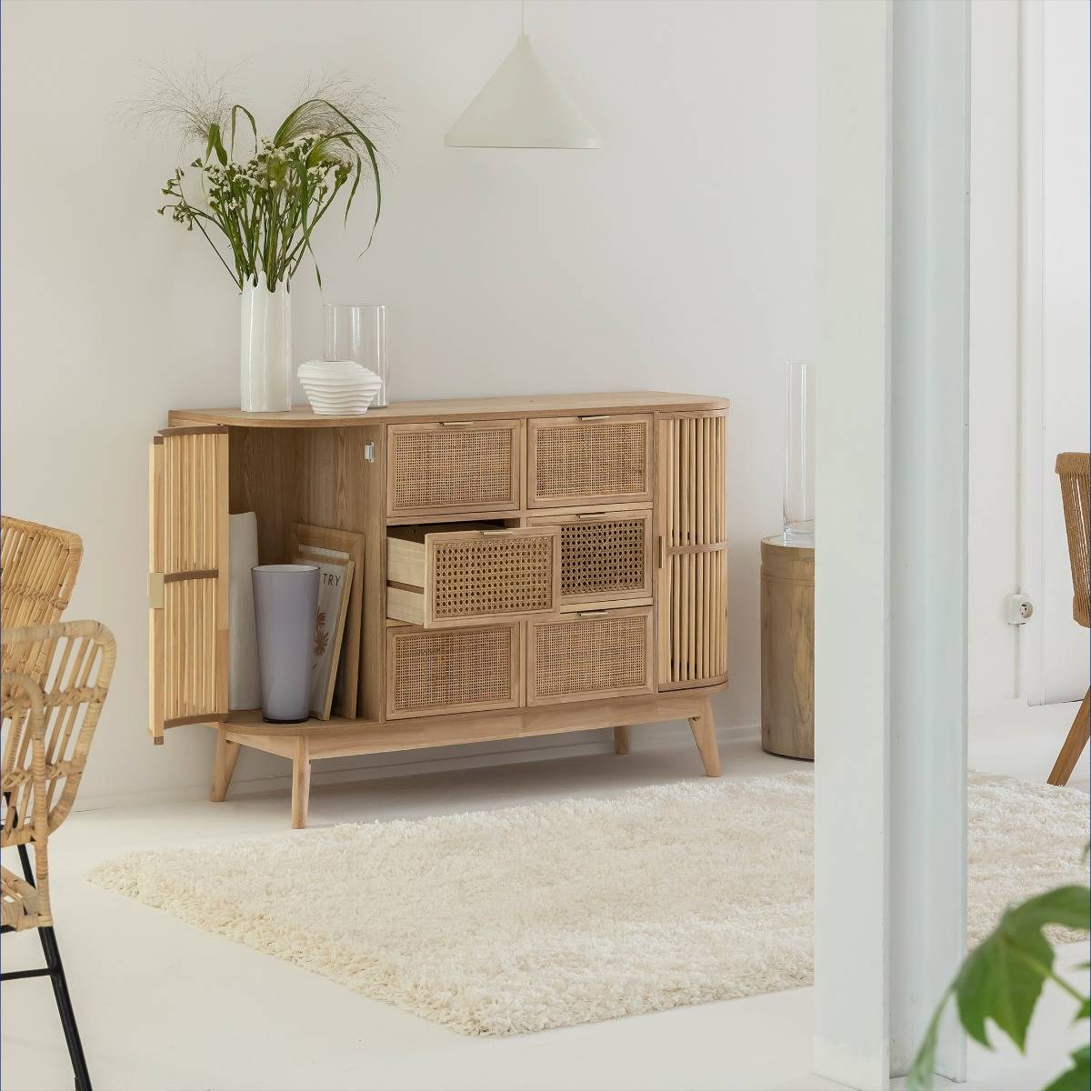 Commode en bois de pin et cannage Guido