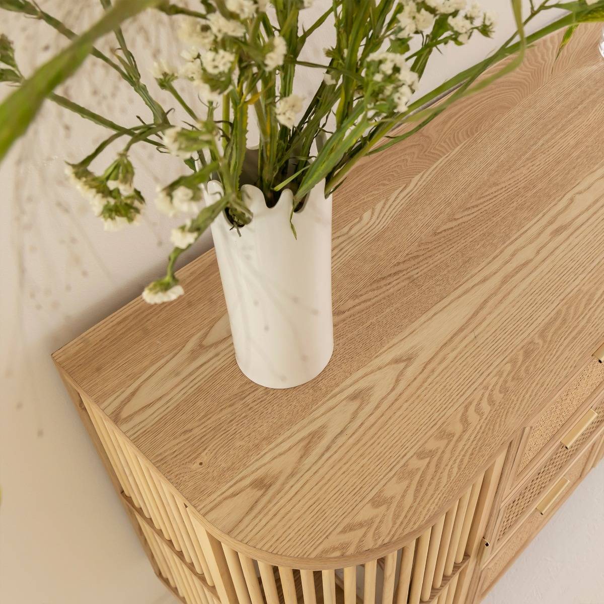 Commode en bois de pin et cannage Guido