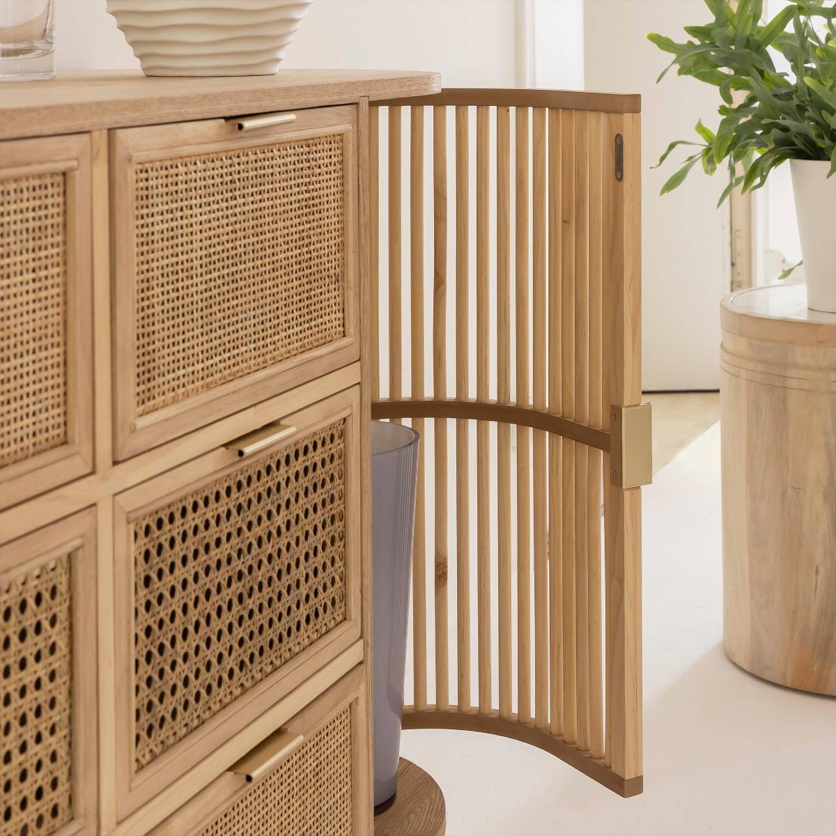 Commode en bois de pin et cannage Guido