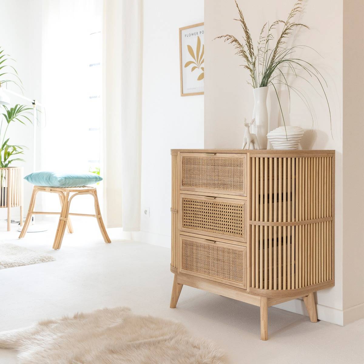 Petite commode en bois de pin et cannage Guido