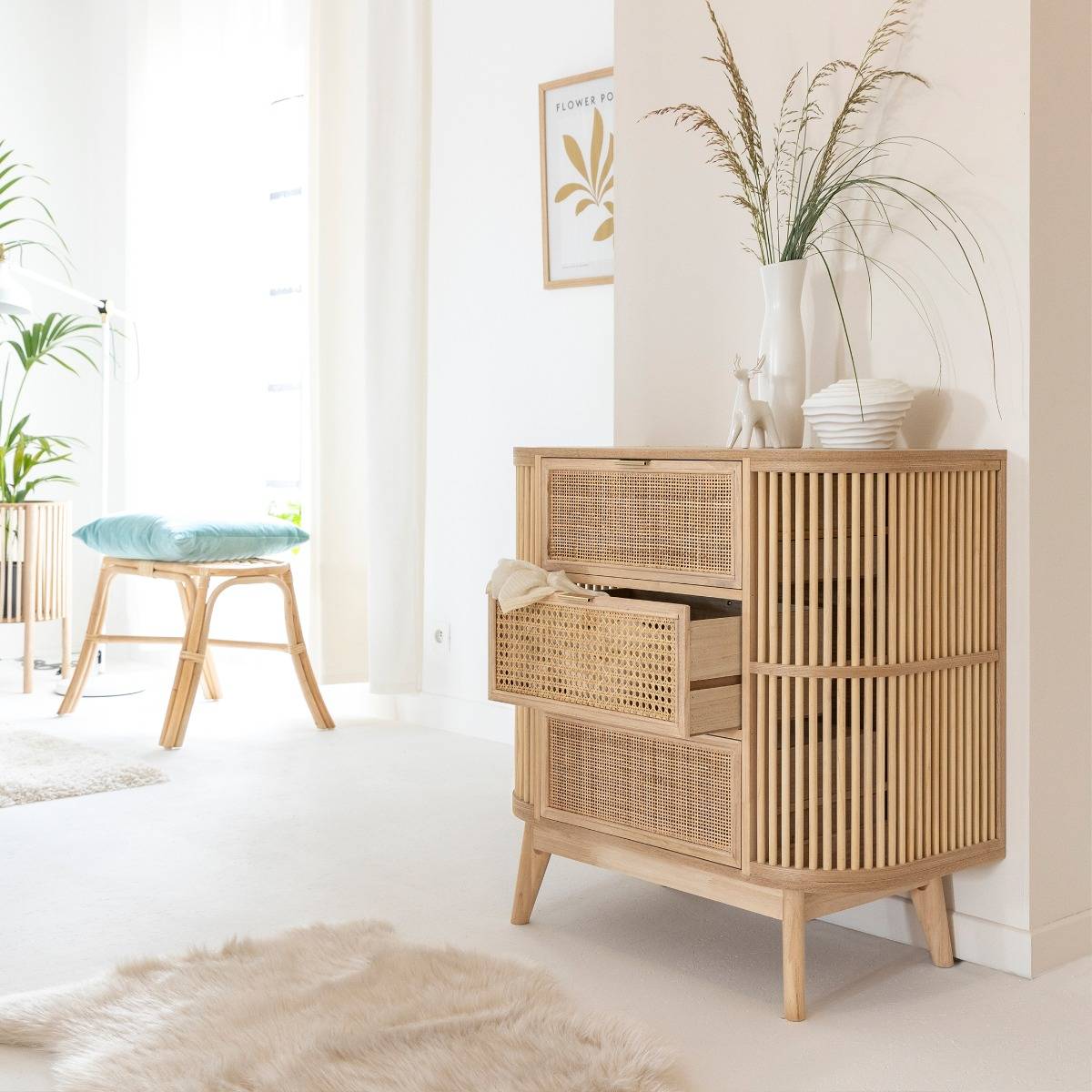 Petite commode en bois de pin et cannage Guido