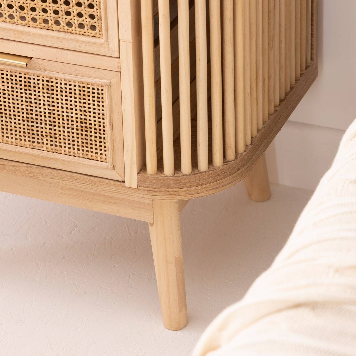 Petite commode en bois de pin et cannage Guido