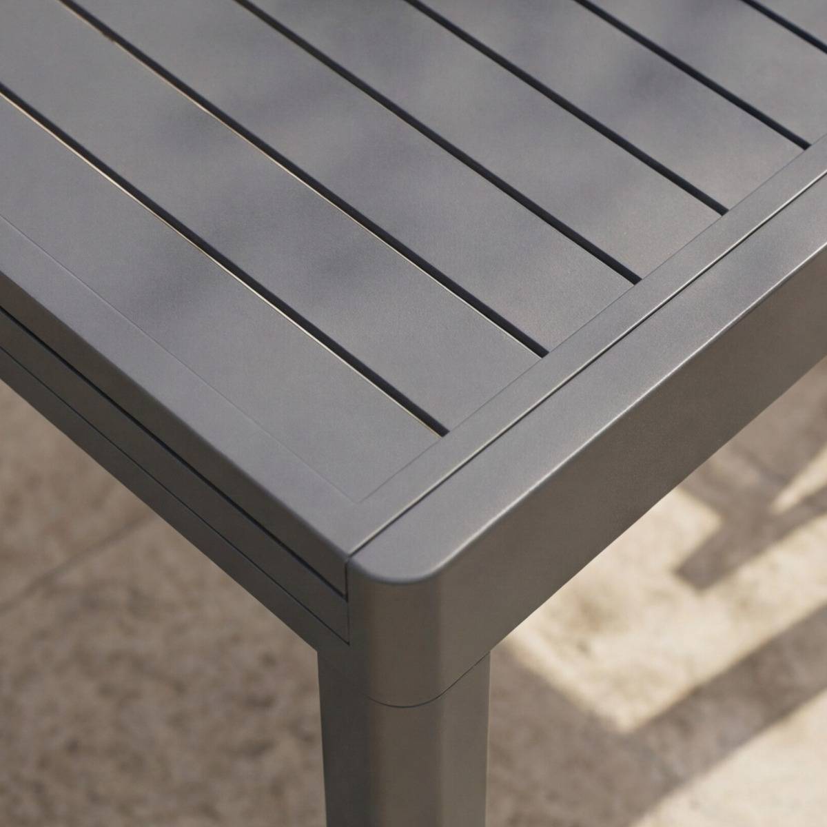 Table de jardin carrée en aluminium gris Kaïa