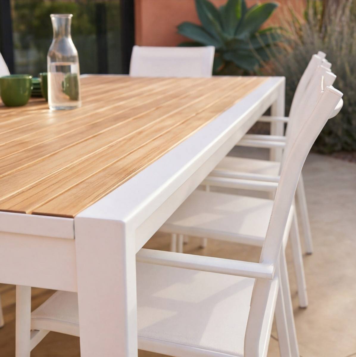 Grande table de jardin en aluminium blanc et effet bois Ayden