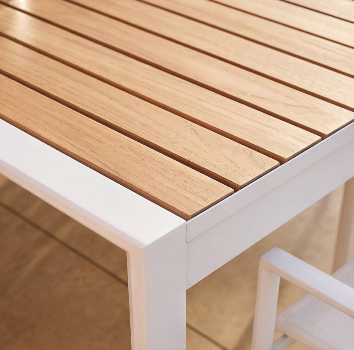 Grande table de jardin en aluminium blanc et effet bois Ayden