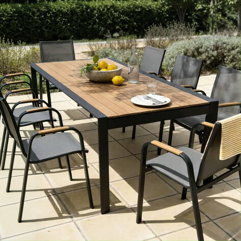 Grande table de jardin en aluminium gris et effet bois Ayden