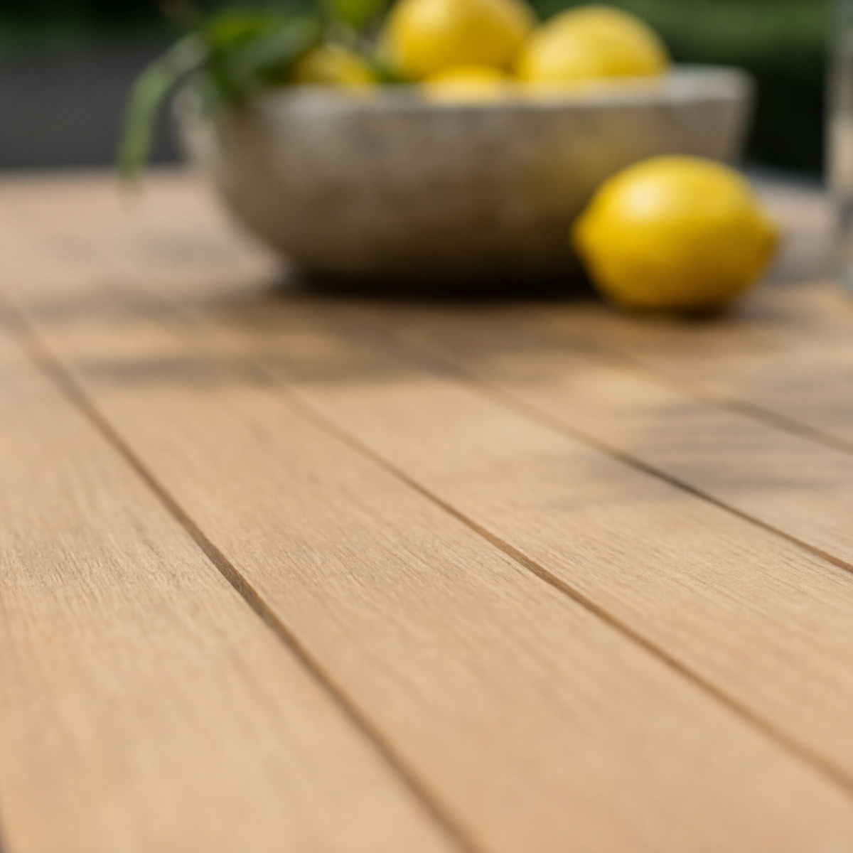 Grande table de jardin en aluminium gris et effet bois Ayden