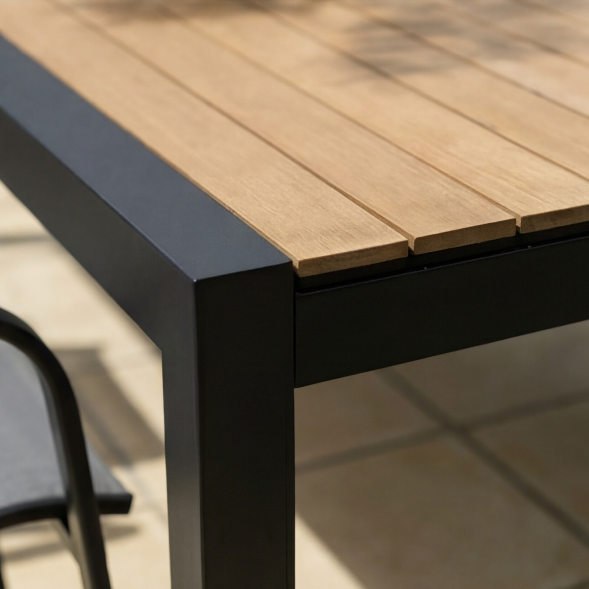 Grande table de jardin en aluminium gris et effet bois Ayden