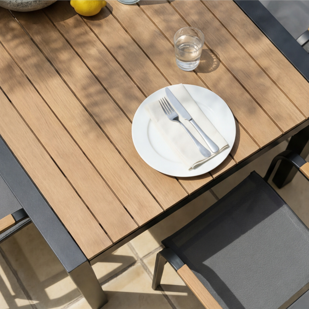 Grande table de jardin en aluminium gris et effet bois Ayden