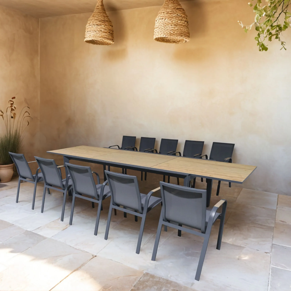 Grande table de jardin en aluminium gris et effet bois Ayden