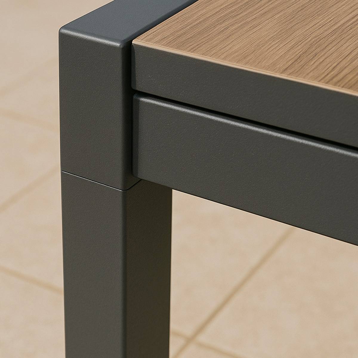 Grande table de jardin en aluminium gris et effet bois Ayden