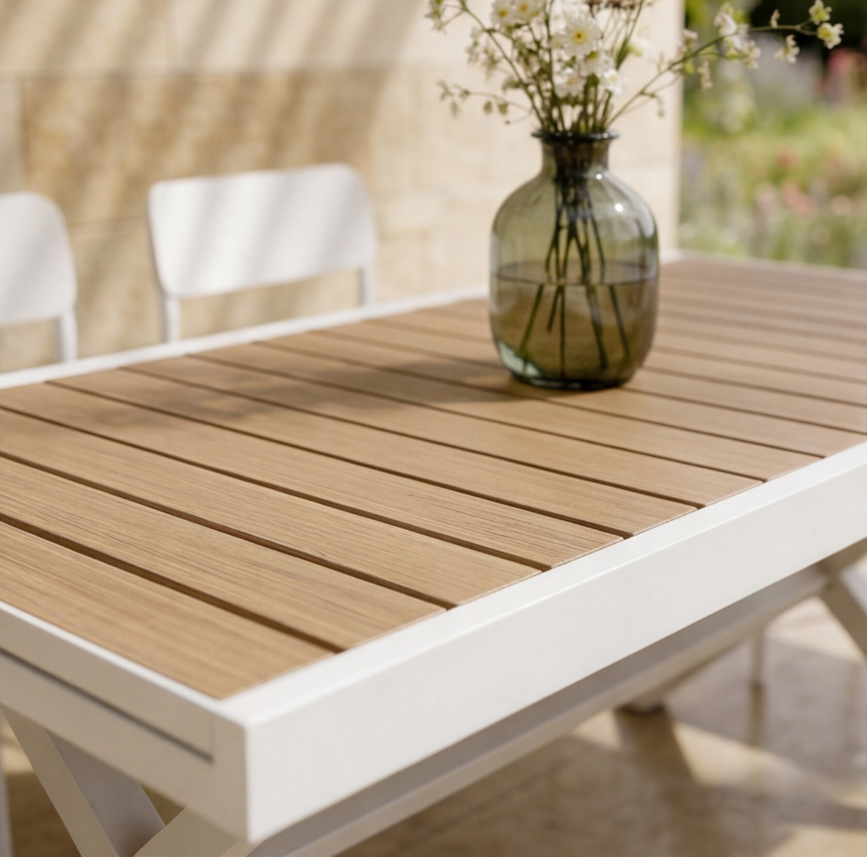 Table de jardin blanche et effet bois en aluminium Ayden