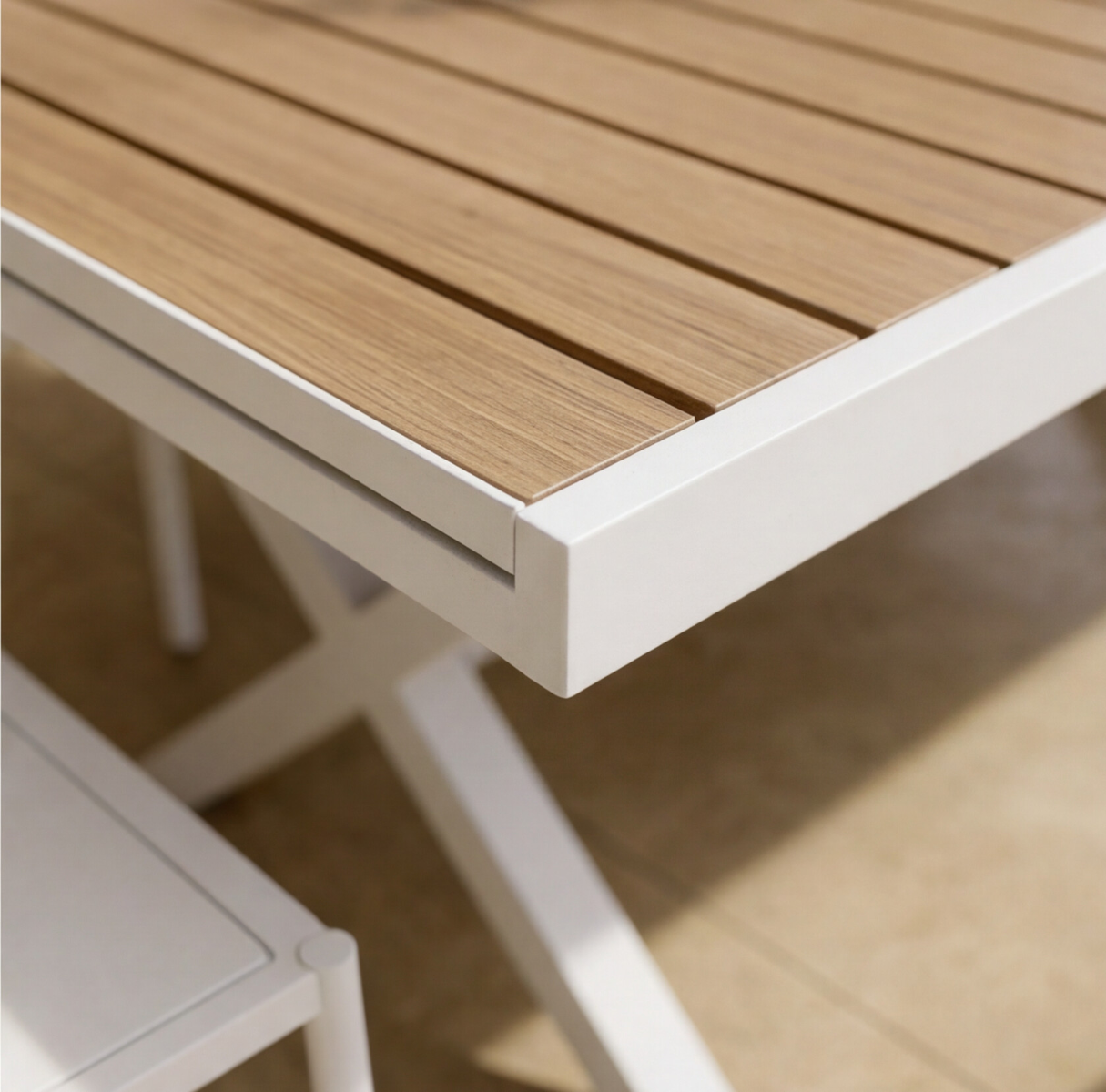 Table de jardin blanche et effet bois en aluminium Ayden
