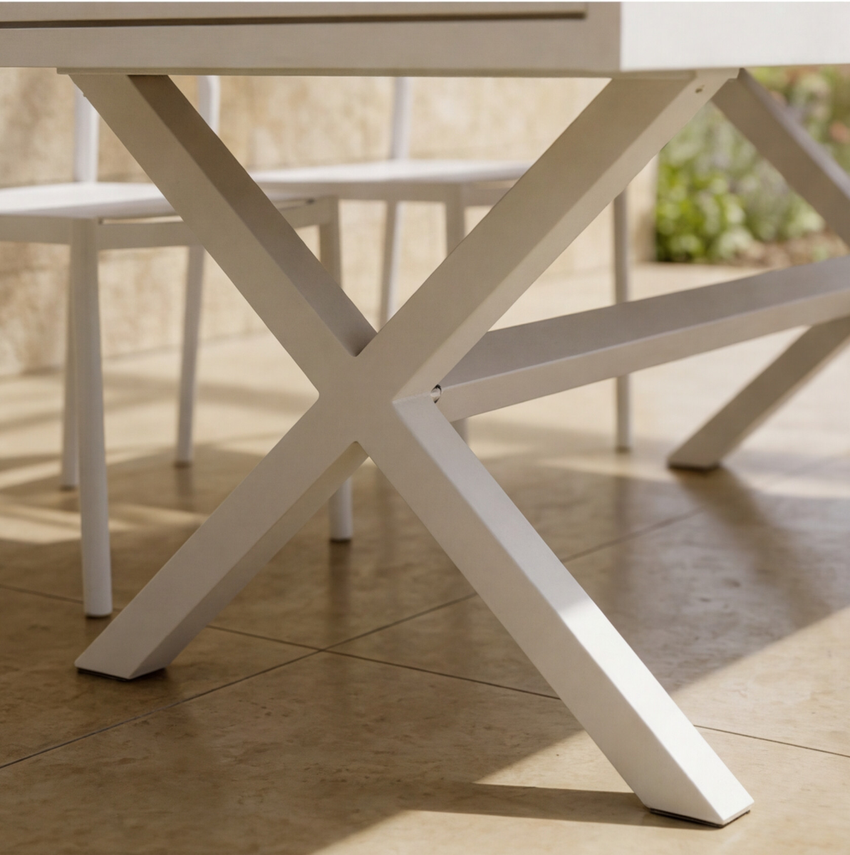 Table de jardin blanche et effet bois en aluminium Ayden