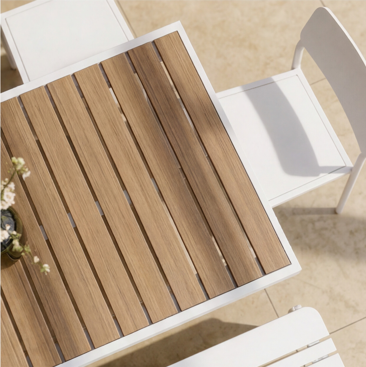 Table de jardin blanche et effet bois en aluminium Ayden