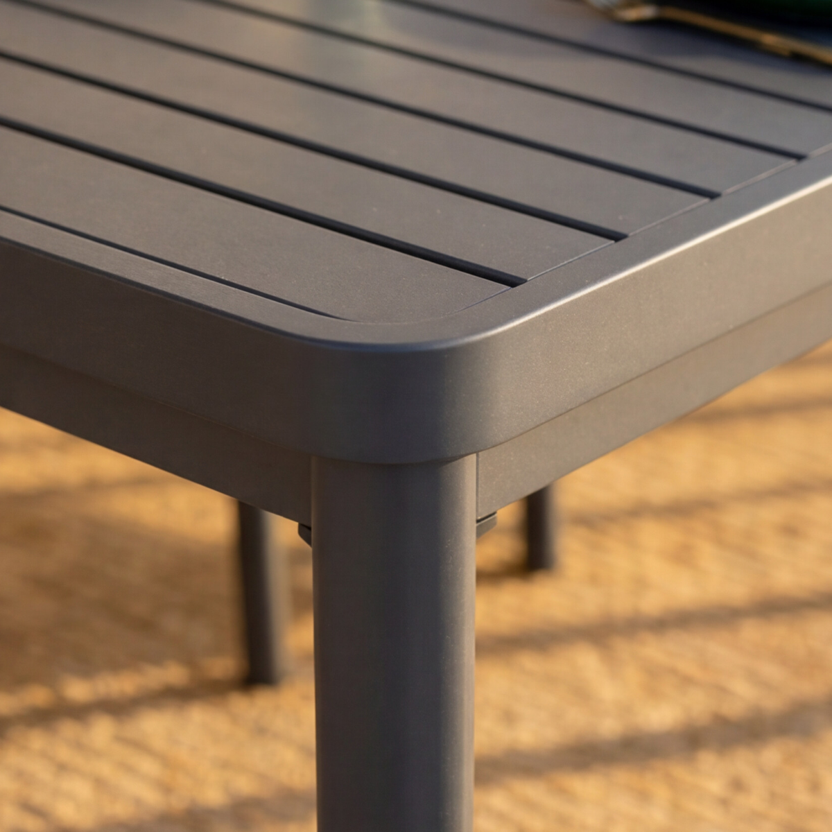 Table de jardin en aluminium gris foncé Kaïa
