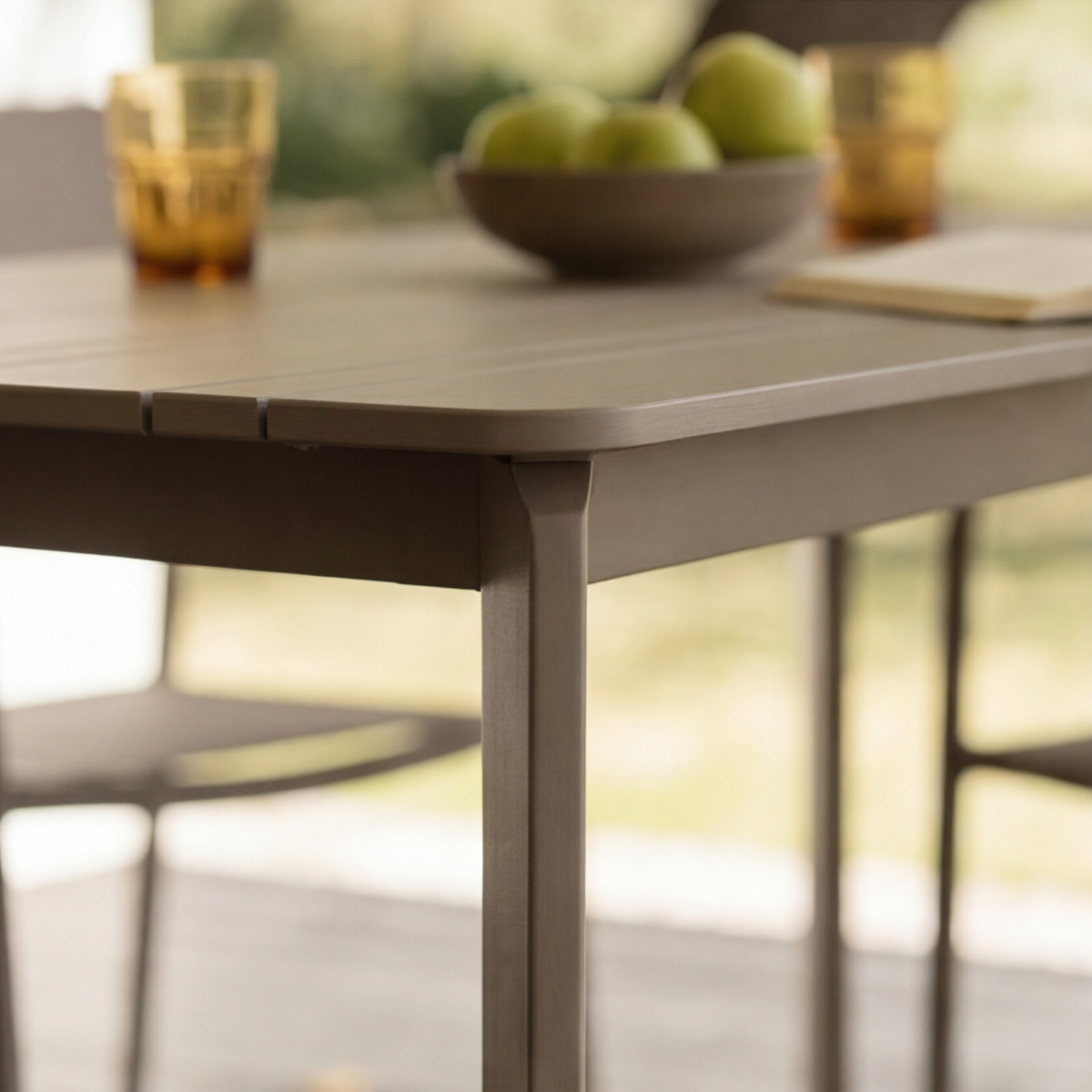 Table de jardin en aluminium taupe 8 places Kaïa