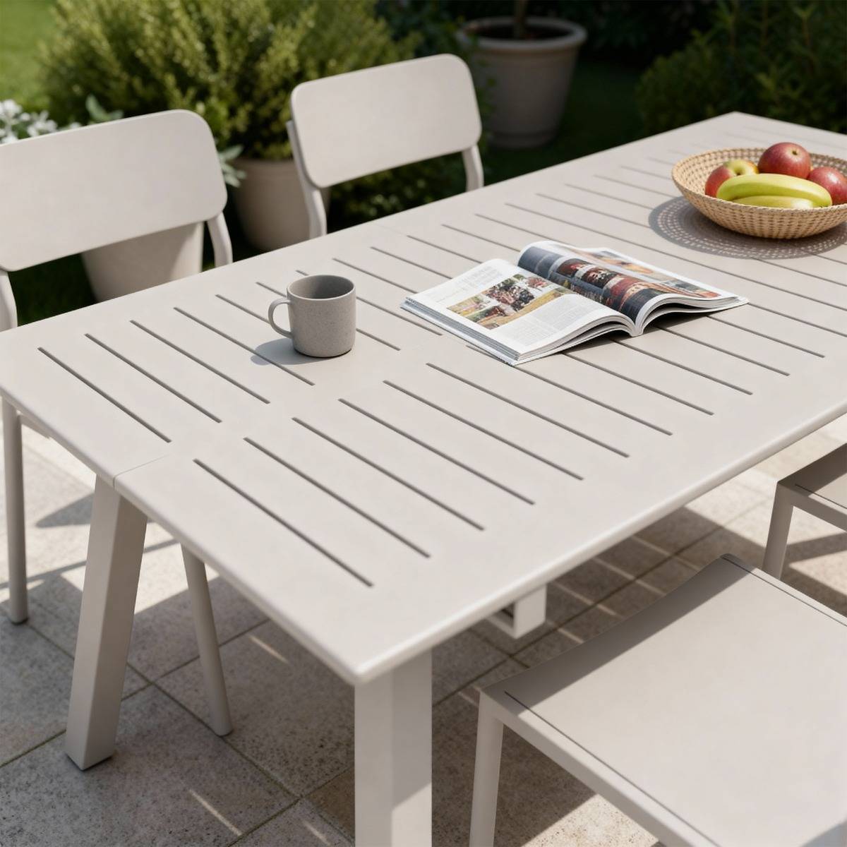 Table de jardin carrée en aluminium taupe Kaïa