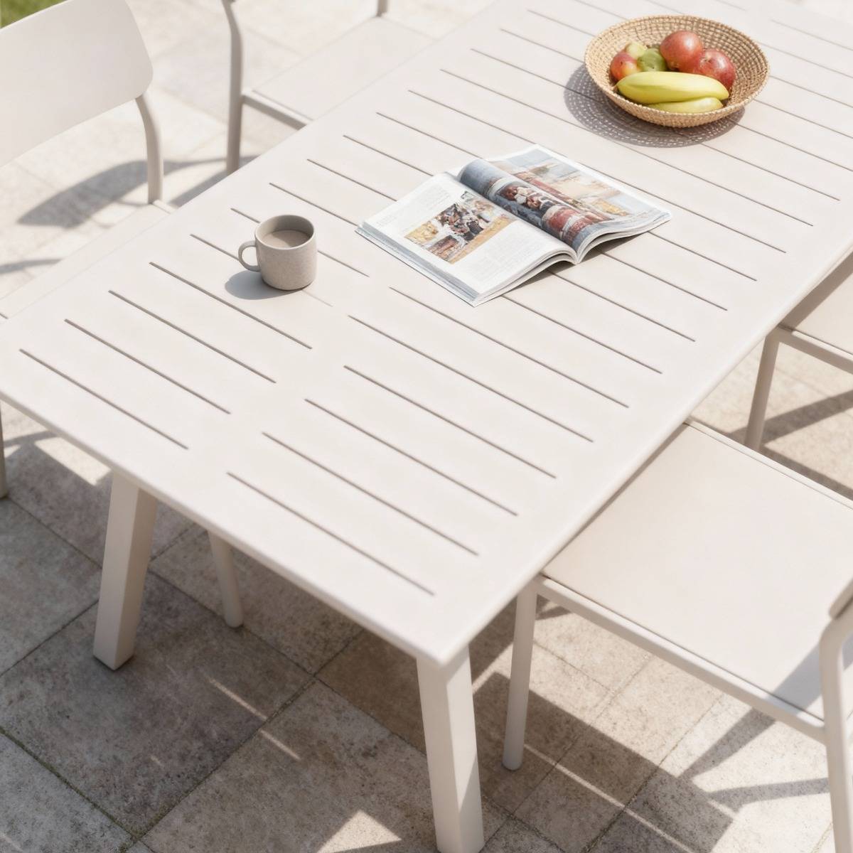 Table de jardin carrée en aluminium taupe Kaïa