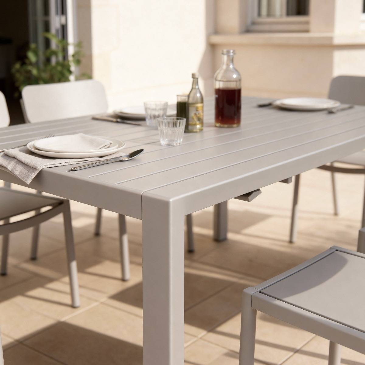 Table de jardin carrée en aluminium taupe foncé Kaïa