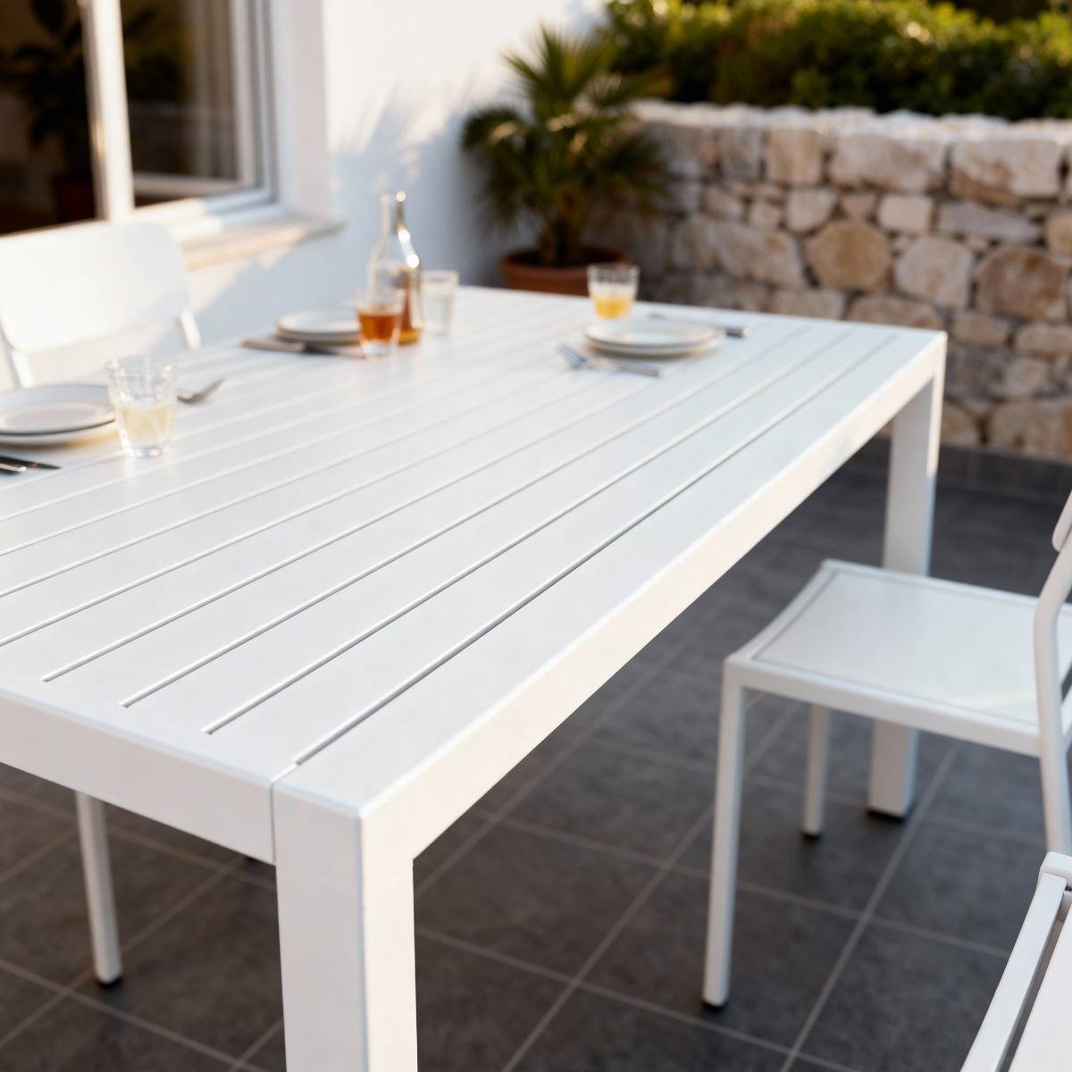 Table de jardin carrée en aluminium blanc cassé Kaïa