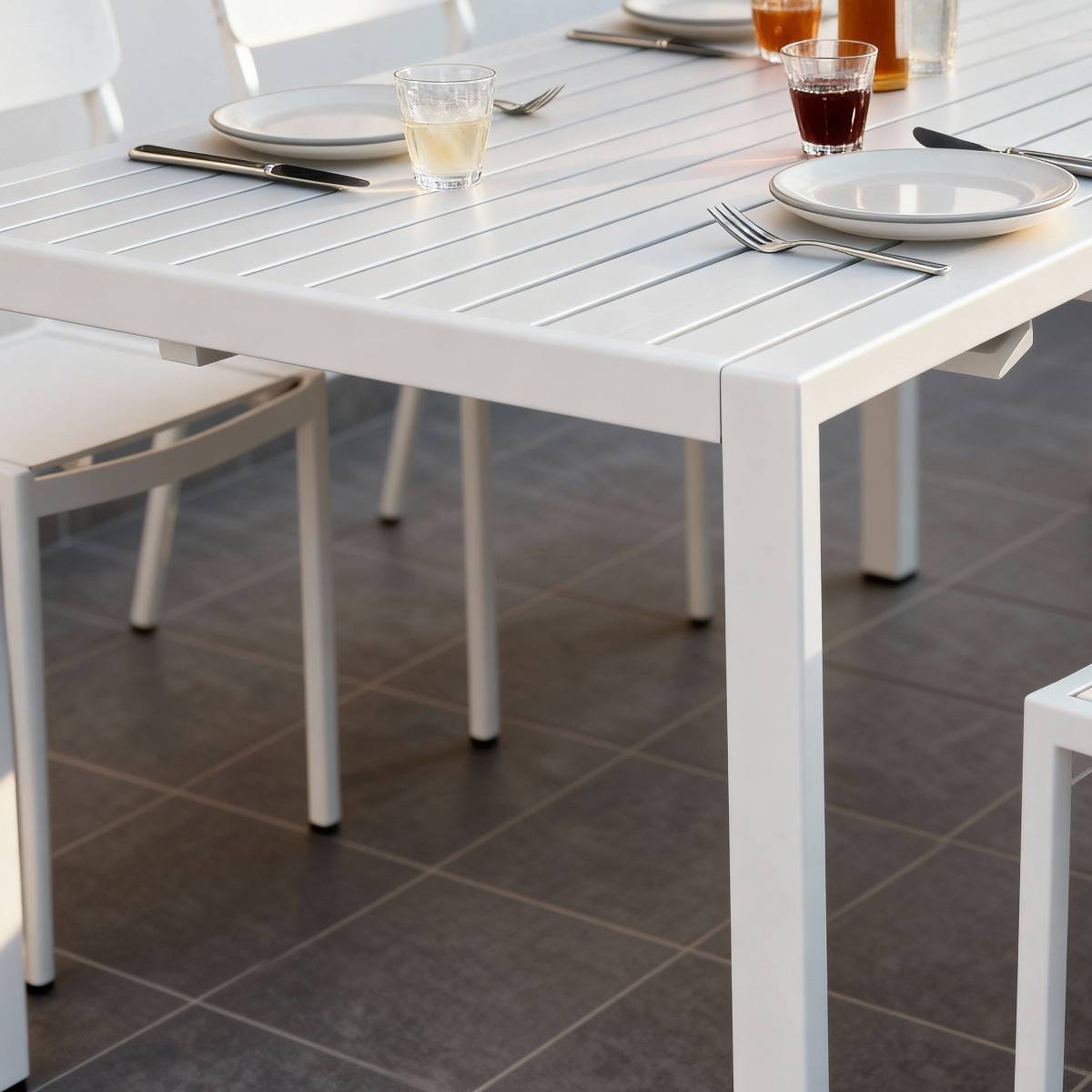 Table de jardin carrée en aluminium blanc cassé Kaïa