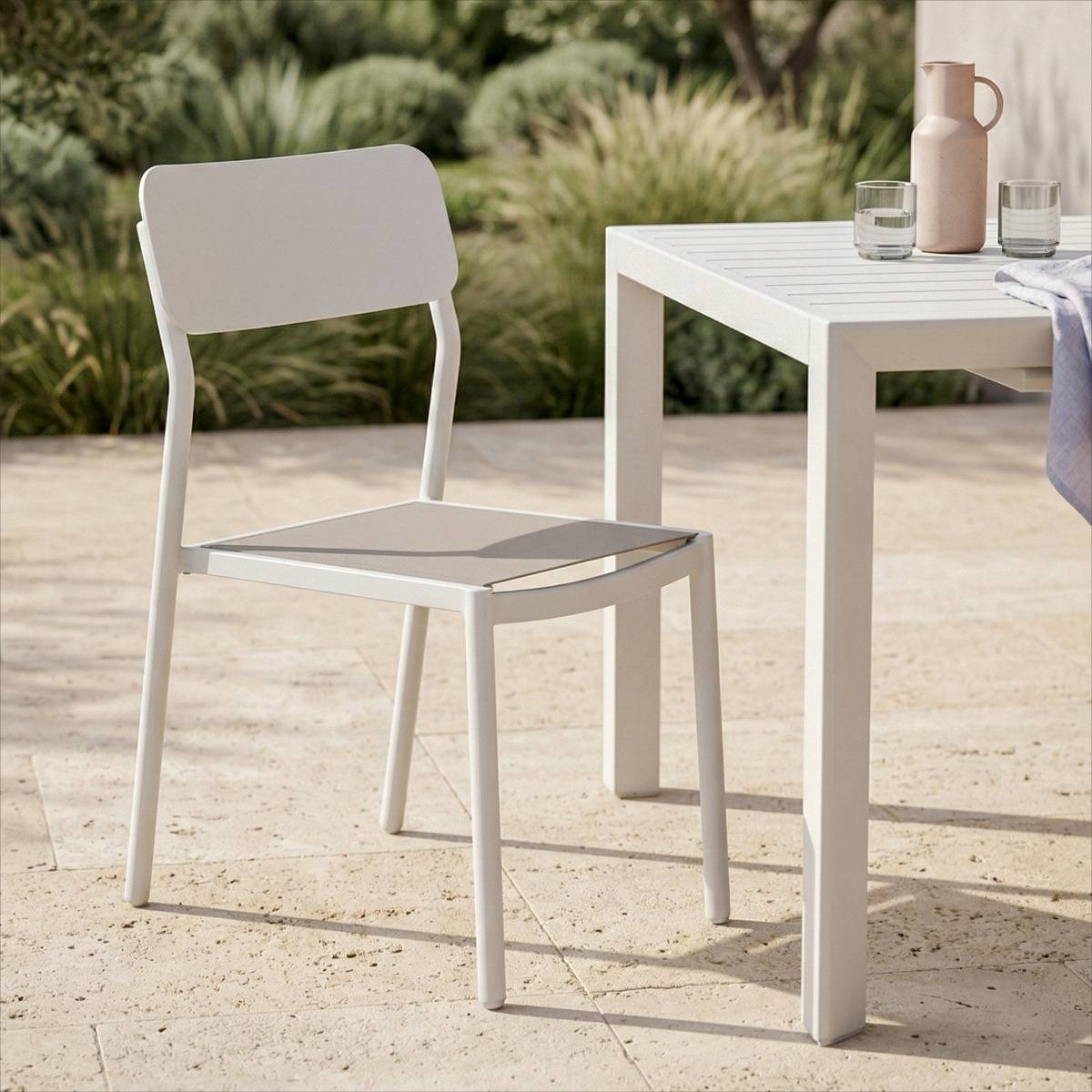 Chaise de jardin avec assise taupe et pieds blancs cassés Kaïa (lot de 2)
