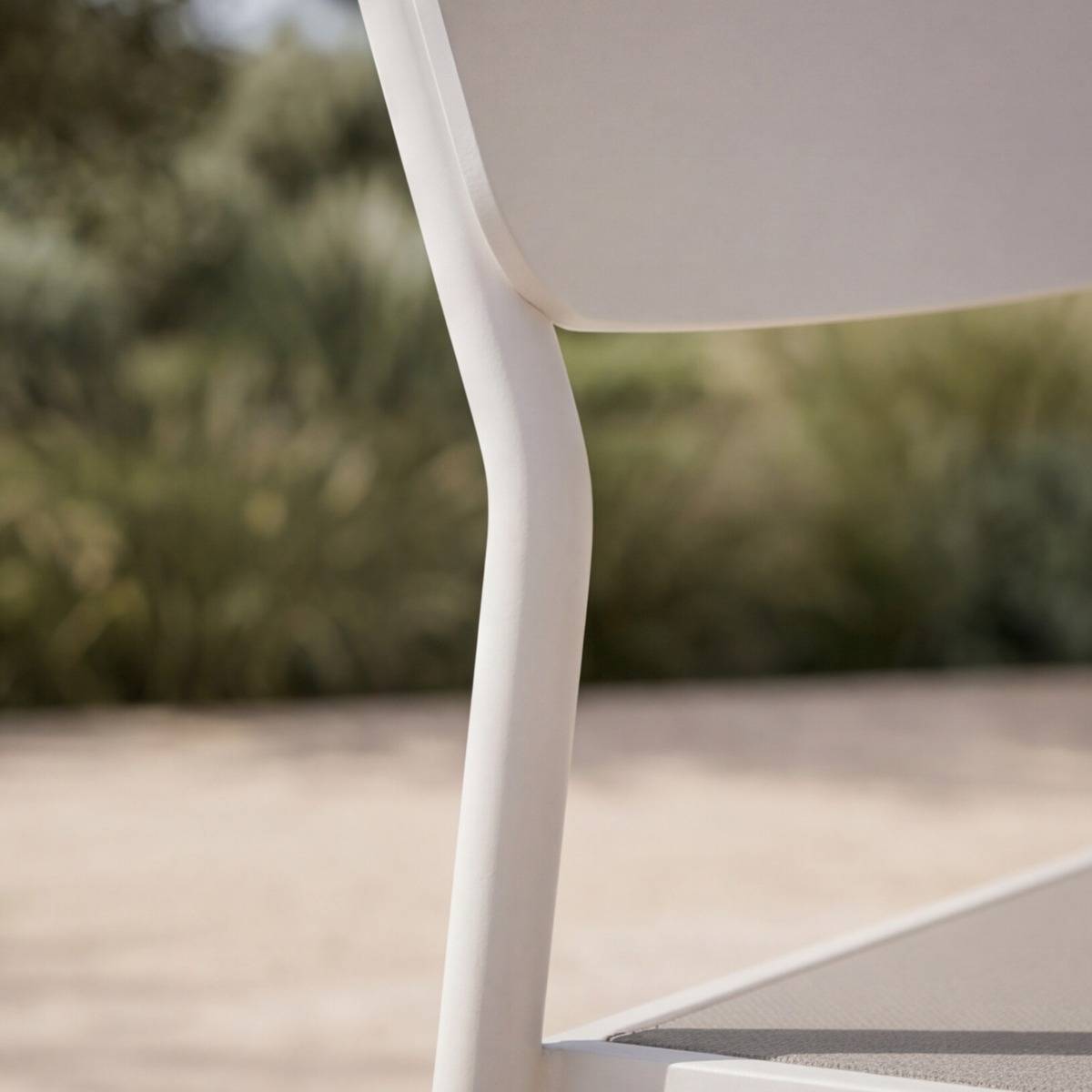 Chaise de jardin avec assise taupe et pieds blancs cassés Kaïa (lot de 2)