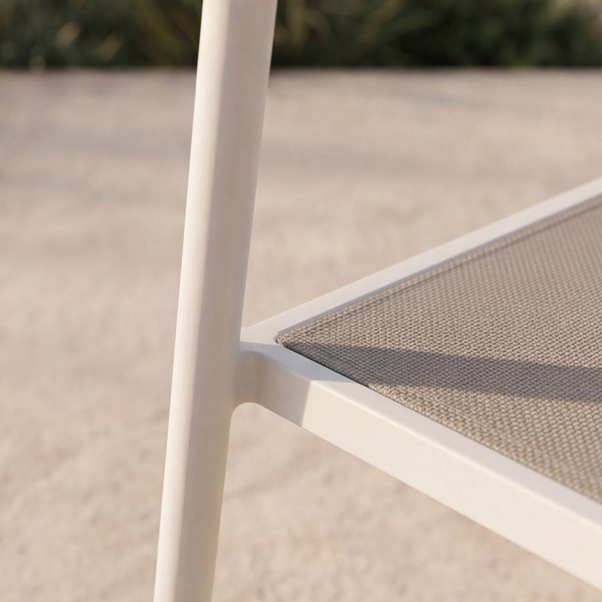 Chaise de jardin avec assise taupe et pieds blancs cassés Kaïa (lot de 2)