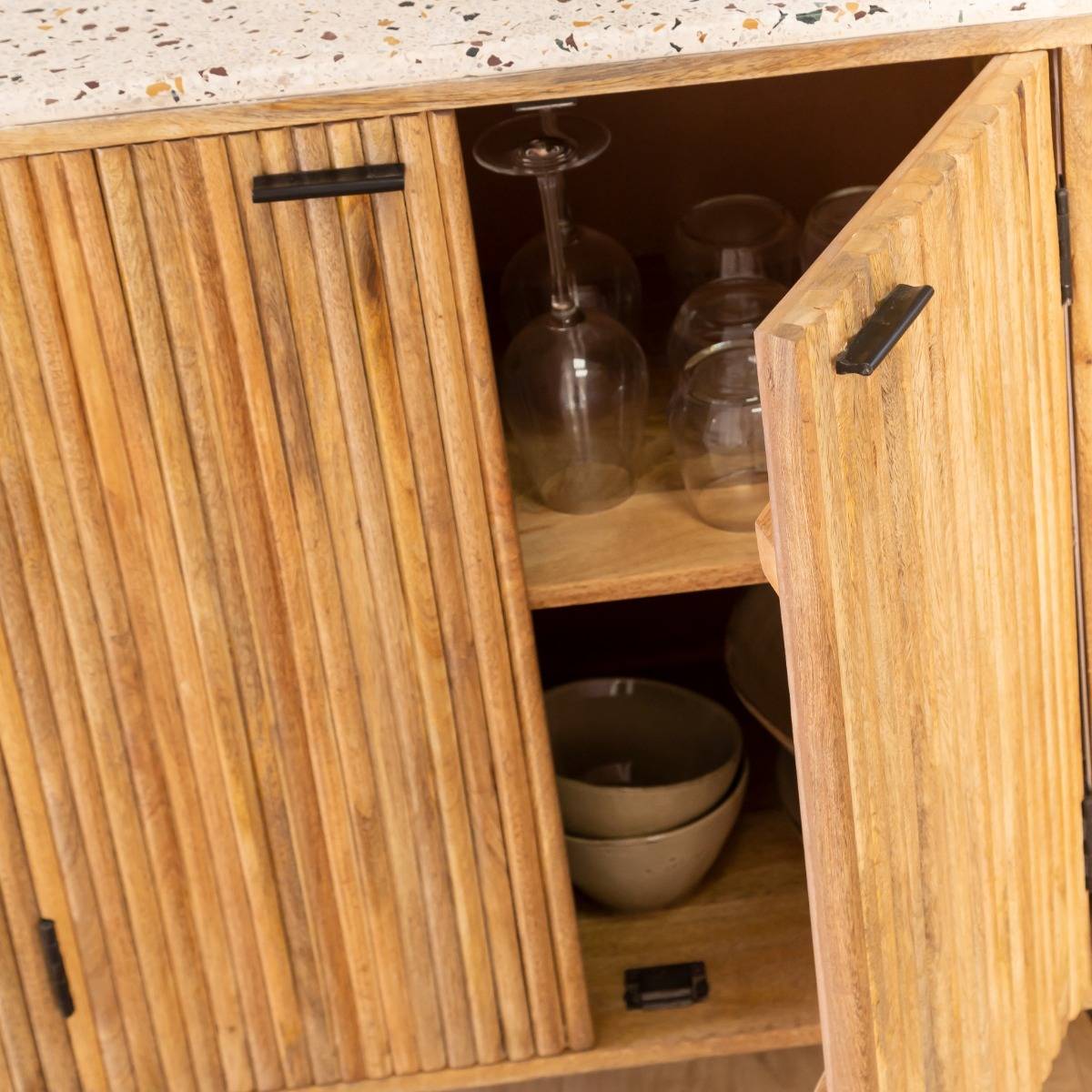 Petit buffet en bois de manguier et terrazzo Ambrine