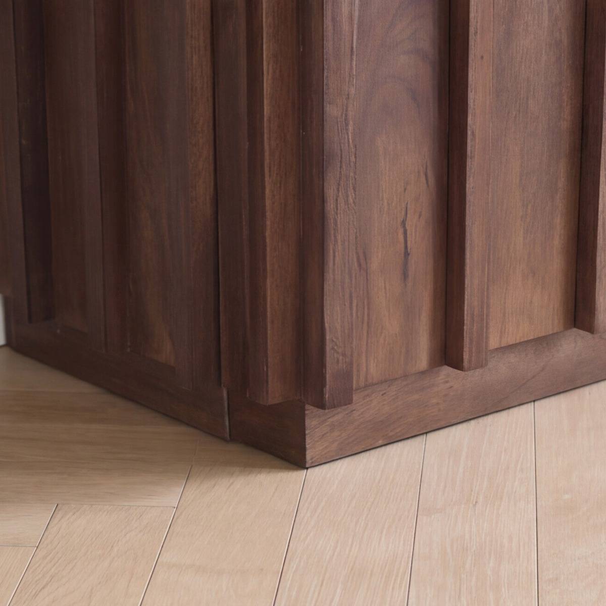 Buffet haut en bois de manguier et plateau blanc Lilith