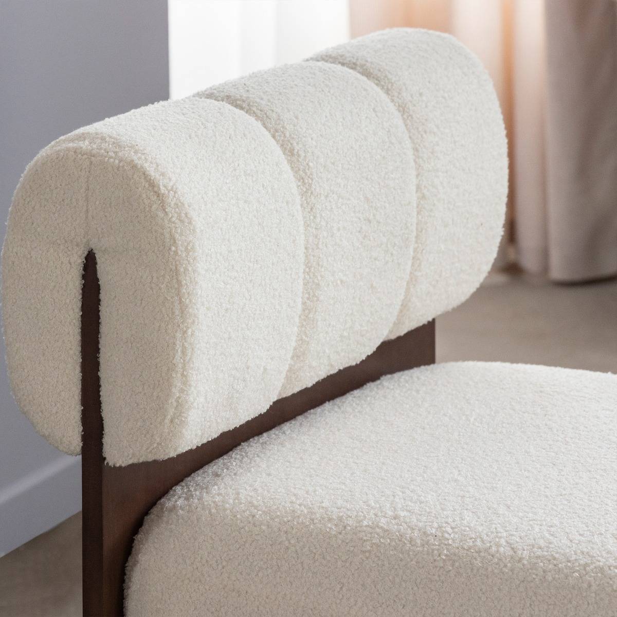 Petit fauteuil carré en tissu bouclette et bois d'hévéa blanc Soléa