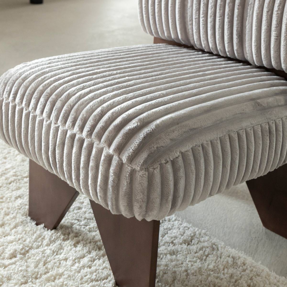 Petit fauteuil carré en velours côtelé et bois d'hévéa gris Soléa