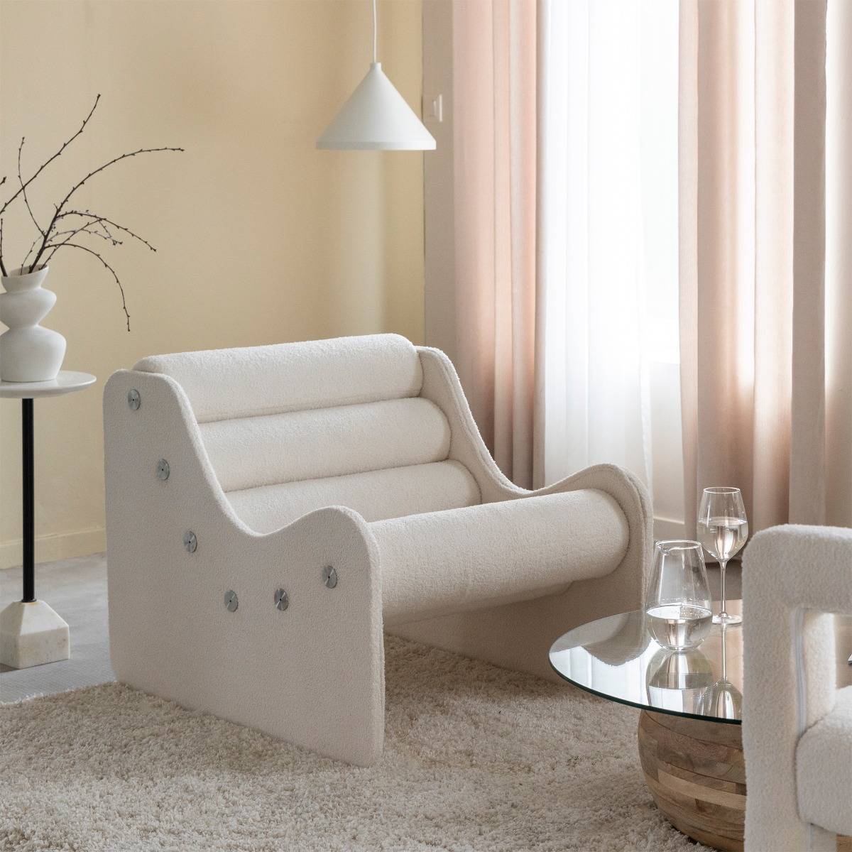 Fauteuil des années 70 en tissu bouclette blanc Soléa