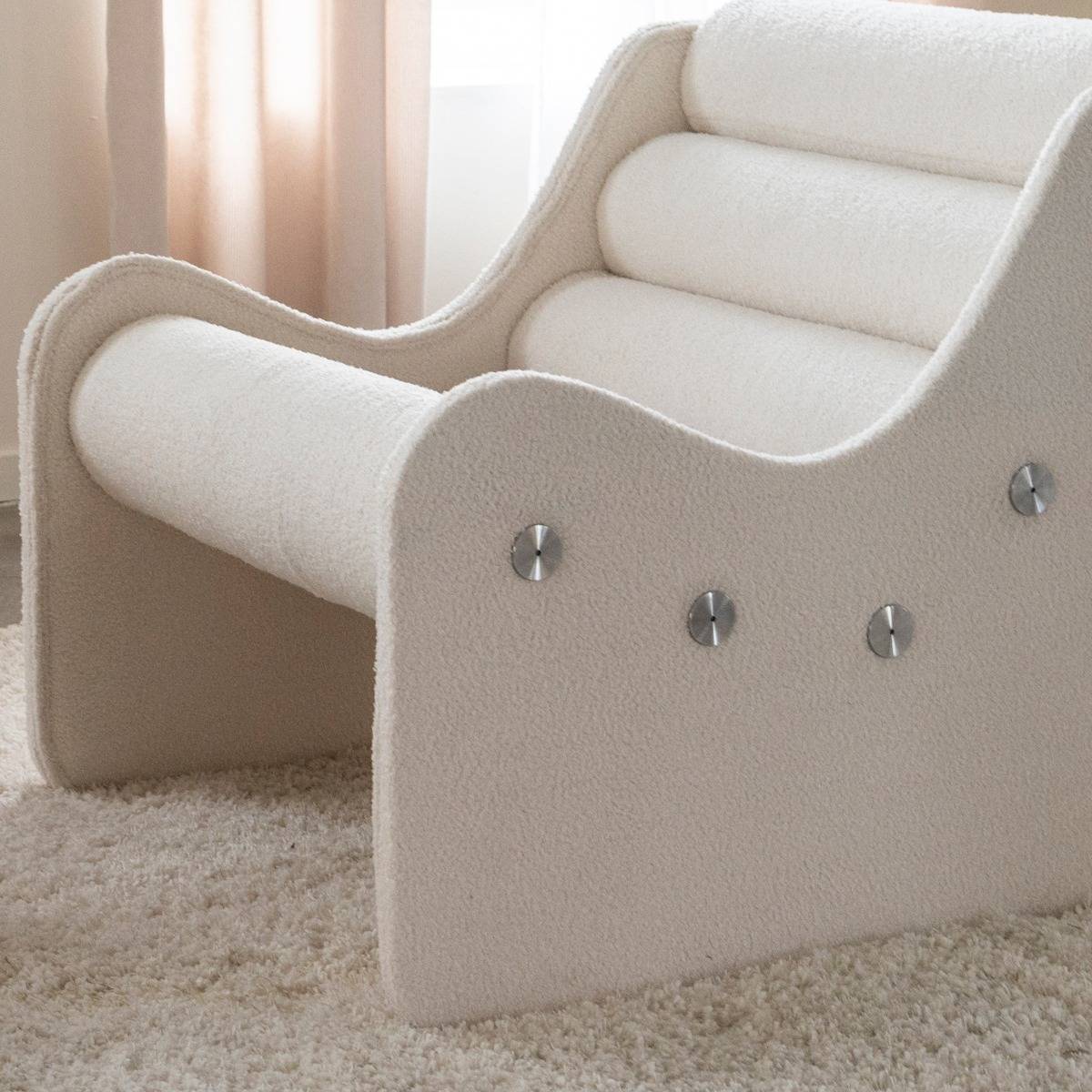 Fauteuil des années 70 en tissu bouclette blanc Soléa